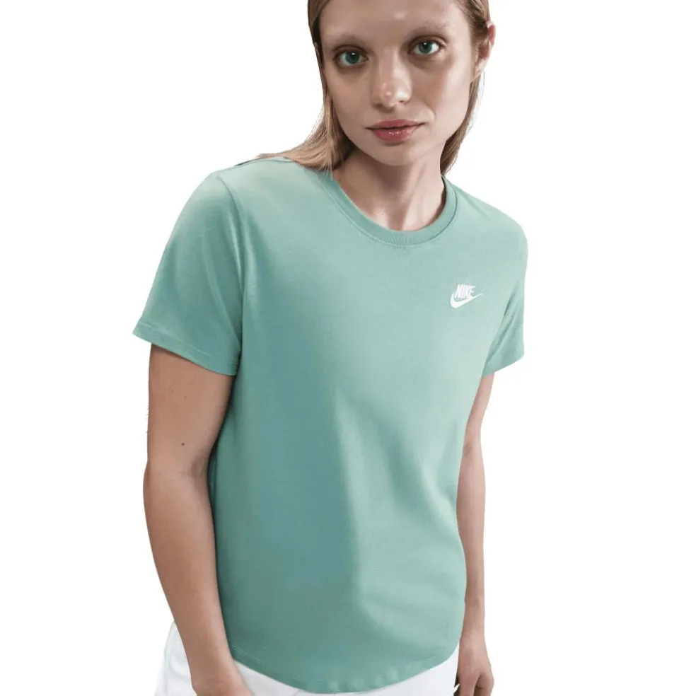 Nike Sportswear Club Essentials shirt dames cannon